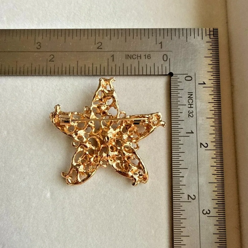 Christmas Brooch Star Red Green Rhinestone Gold Tone Jeweled Holiday Statement